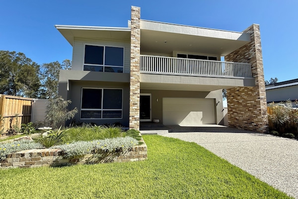 Drift - view from the front (streetside) garden - wide driveway and entrance