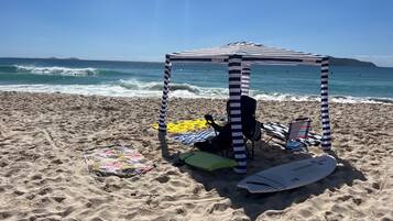 Chaises longues, serviettes de plage
