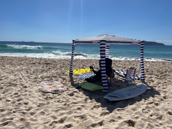 Ligstoelen aan het strand, strandlakens