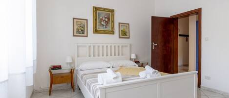 2 عدّة غرف نوم ومكتب ومكواة/لوح كي وواي فاي