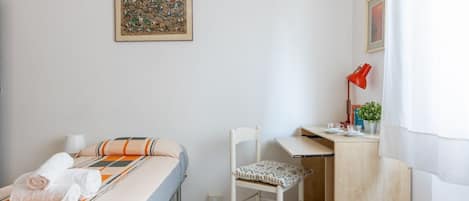 2 habitaciones, escritorio, tabla de planchar con plancha y wifi