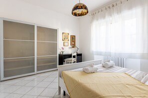 2 bedrooms, desk, iron/ironing board, WiFi