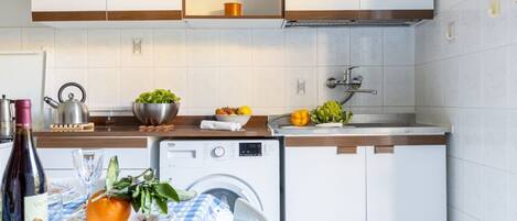 Kjøleskap, mikrobølgeovn, ovn og kokeplater