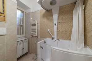 Shower, free toiletries, hair dryer, bidet