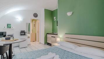 Tabla de planchar con plancha, wifi y ropa de cama