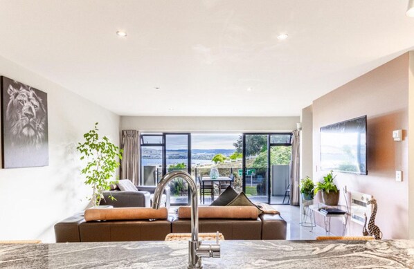 Älytelevisio, kirjoja, tietokoneen näyttö