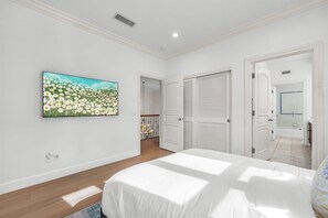 5 bedrooms, iron/ironing board, free WiFi, bed sheets - Exquisite Gated Estate, Pool, Hot Tub & Theatre! (Los Angeles)