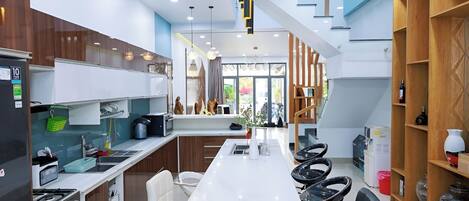 Deluxe House, Balcony, Garden View | Private kitchen