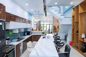Deluxe House, Balcony, Garden View | Private kitchen