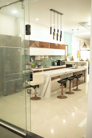 Private kitchen - Amazing 3 br Best House Homestay - PT (Phan Thiet)