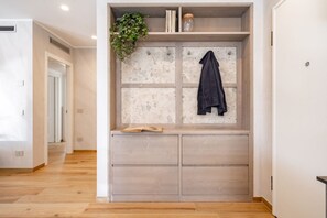 Een modern interieur met een inbouwbak, een ophangend handdoek en een potplant.