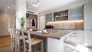 Een koelkast, een magnetron, een oven, een kookplaat