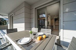Outdoor dining - Villa Sunrise with pool and large private garden - few step from the beach  (Dervio)