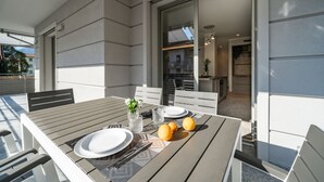 Outdoor dining - Villa Sunrise with pool and large private garden - few step from the beach  (Dervio)