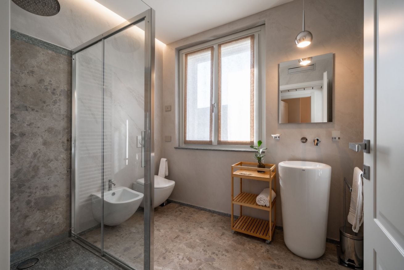 Doccia, asciugacapelli, bidet, asciugamani