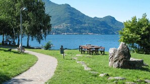 Outdoor dining - Villa Sunrise with pool and large private garden - few step from the beach  (Dervio)