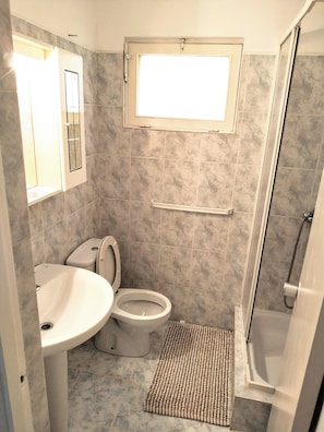 Haartrockner, Handtücher, Toilettenpapier