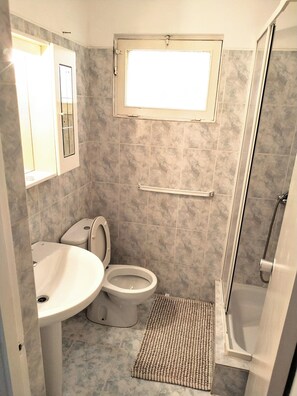 Haartrockner, Handtücher, Toilettenpapier