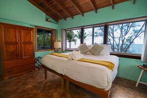 3 habitaciones, tabla de planchar con plancha, wifi y ropa de cama
