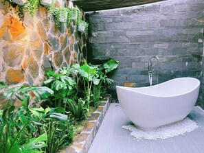 Deep soaking bathtub