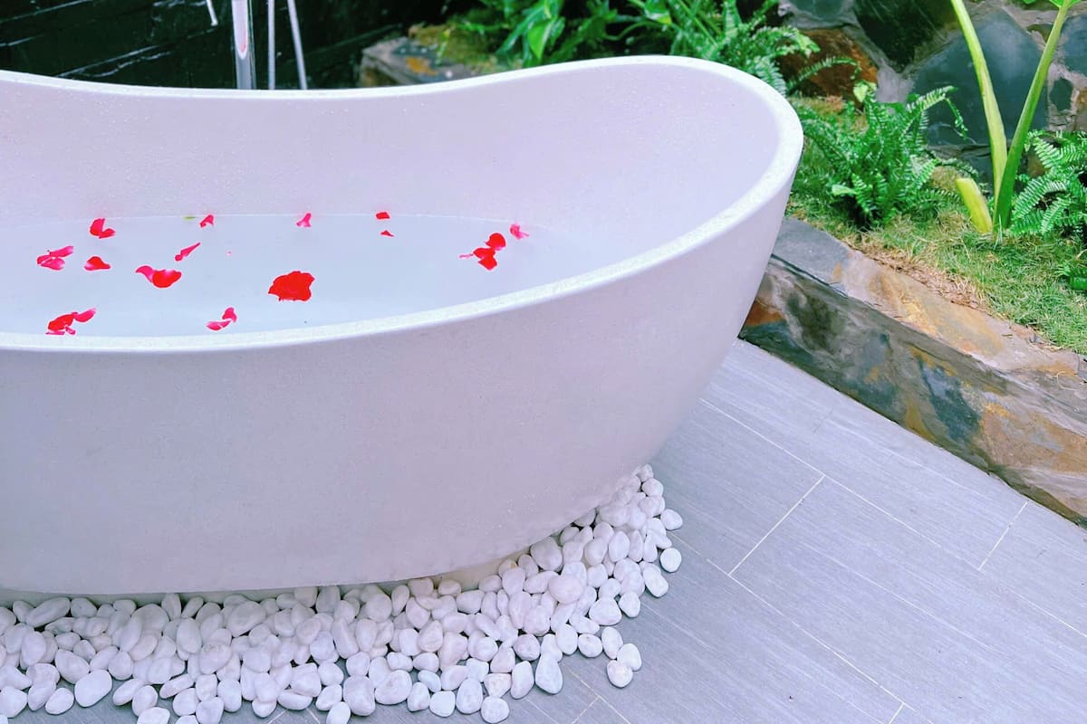 ファミリー バンガロー 専用バスルーム | 深めの浴槽