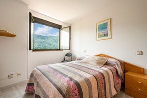 2 chambres, fer et planche à repasser, draps fournis