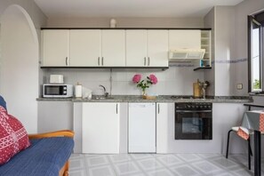 Coffee/tea maker, fridge, microwave, oven