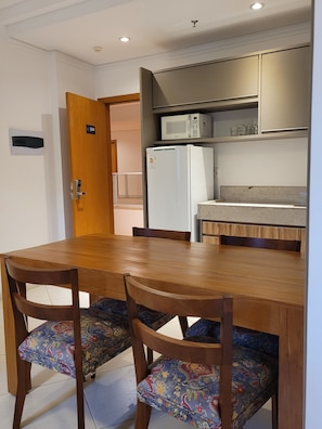 Apartamento superior, vista para a piscina | Cozinha privada