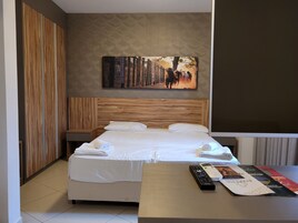 Apartamento superior, vista para a piscina | 1 quarto, cofres nos quartos, cortinas blackout, quartos à prova de som