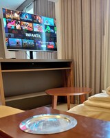 Apartamento superior, vista para a piscina | 1 quarto, cofres nos quartos, cortinas blackout, quartos à prova de som