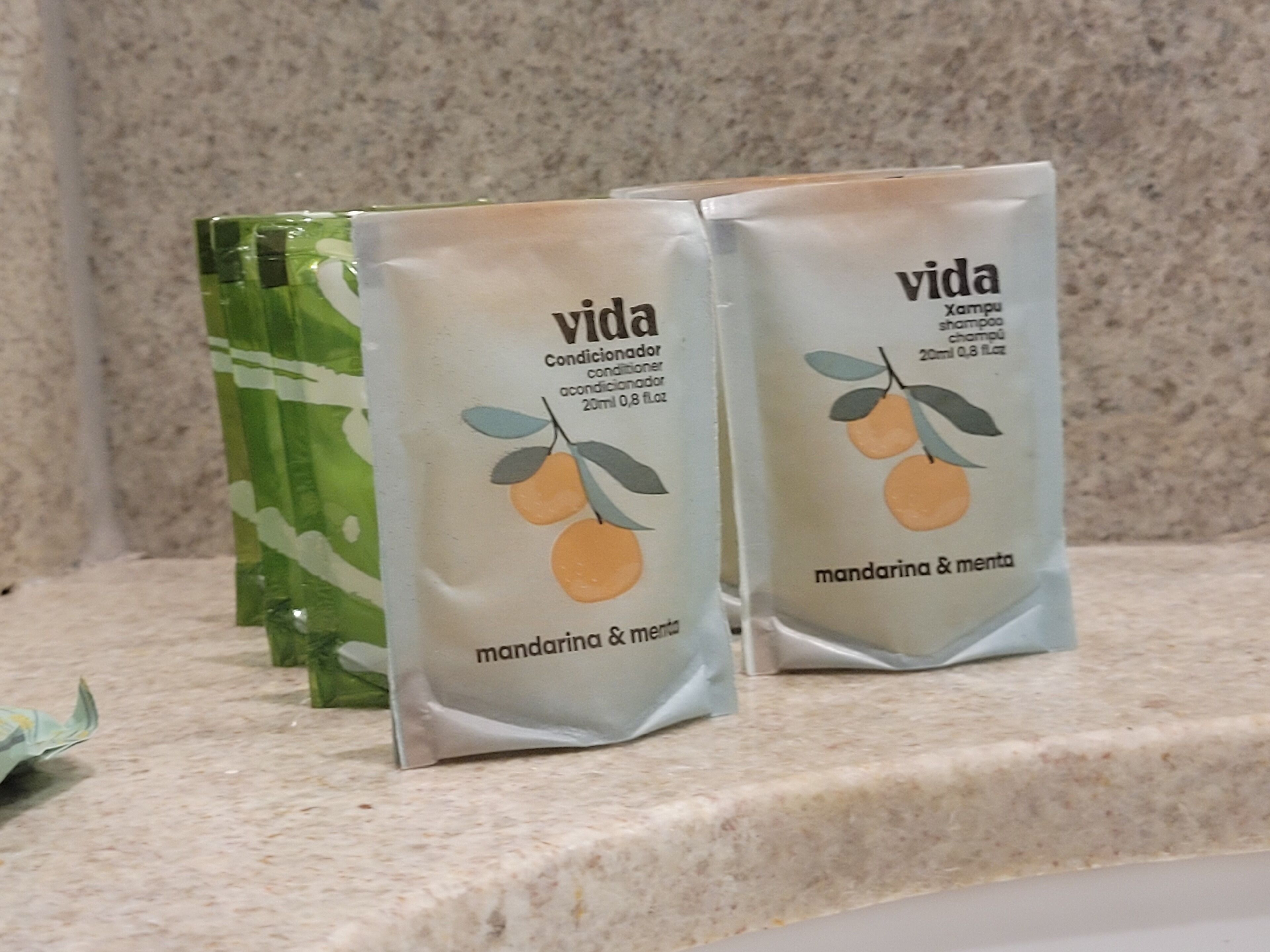 Twee pakken Vida shampoo op een aanrecht.