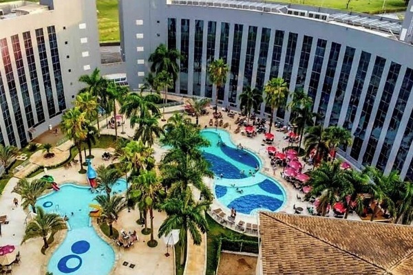 2 outdoor pools