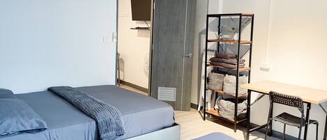 Verduisterende gordijnen, een strijkplank/strijkijzer, gratis wifi