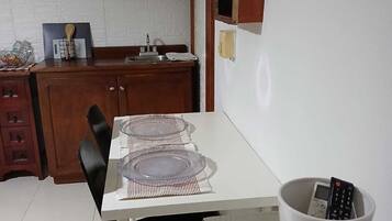 Basic Studio, Courtyard View | Private kitchen | Espresso maker, coffee/tea maker, electric kettle, toaster