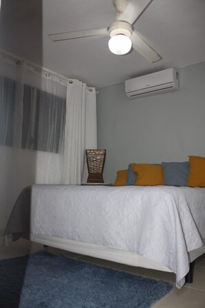 Estudio básico, vista al patio | Camas Tempur-Pedic y muebles diferentes