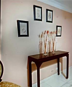 Basic Studio, Courtyard View | Living area | 32-inch LCD TV with digital channels, music library - Desacansa como un rey (Santo Domingo)