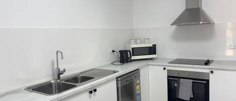 Kühlschrank, Mikrowelle, Ofen, Herdplatte