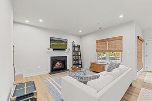 Smart TV y chimenea 