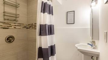 Dusj, hårføner, håndklær og såpe