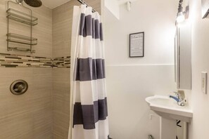 Douche, sèche-cheveux, serviettes fournies, savon