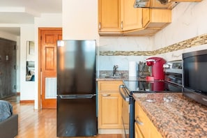 Frigorífico, microondas, horno y placa de cocina