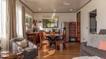 Deluxe Apartment, Garden View | Dining room