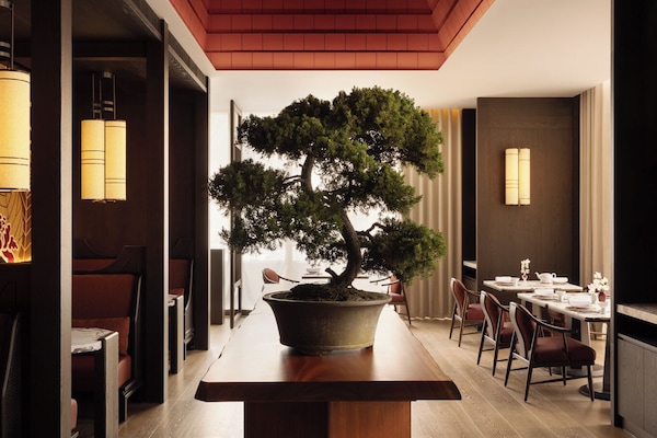 4 restaurants; breakfast, lunch, dinner, and brunch served