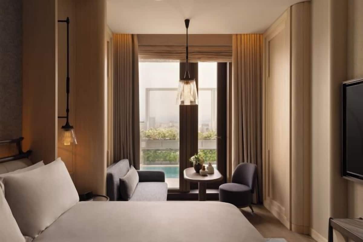 Frette Italian sheets, premium bedding, free minibar items, in-room safe