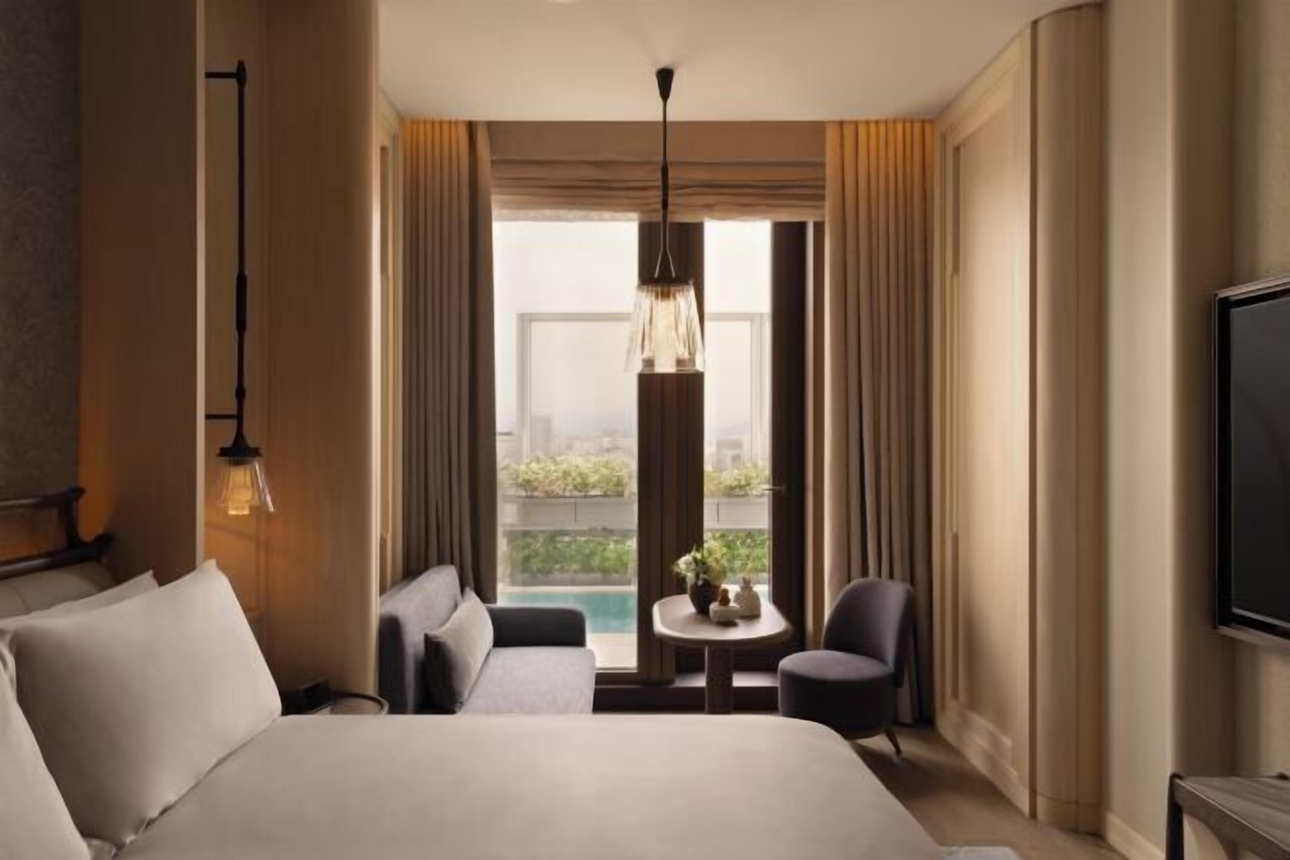 Frette Italian sheets, premium bedding, free minibar items, in-room safe