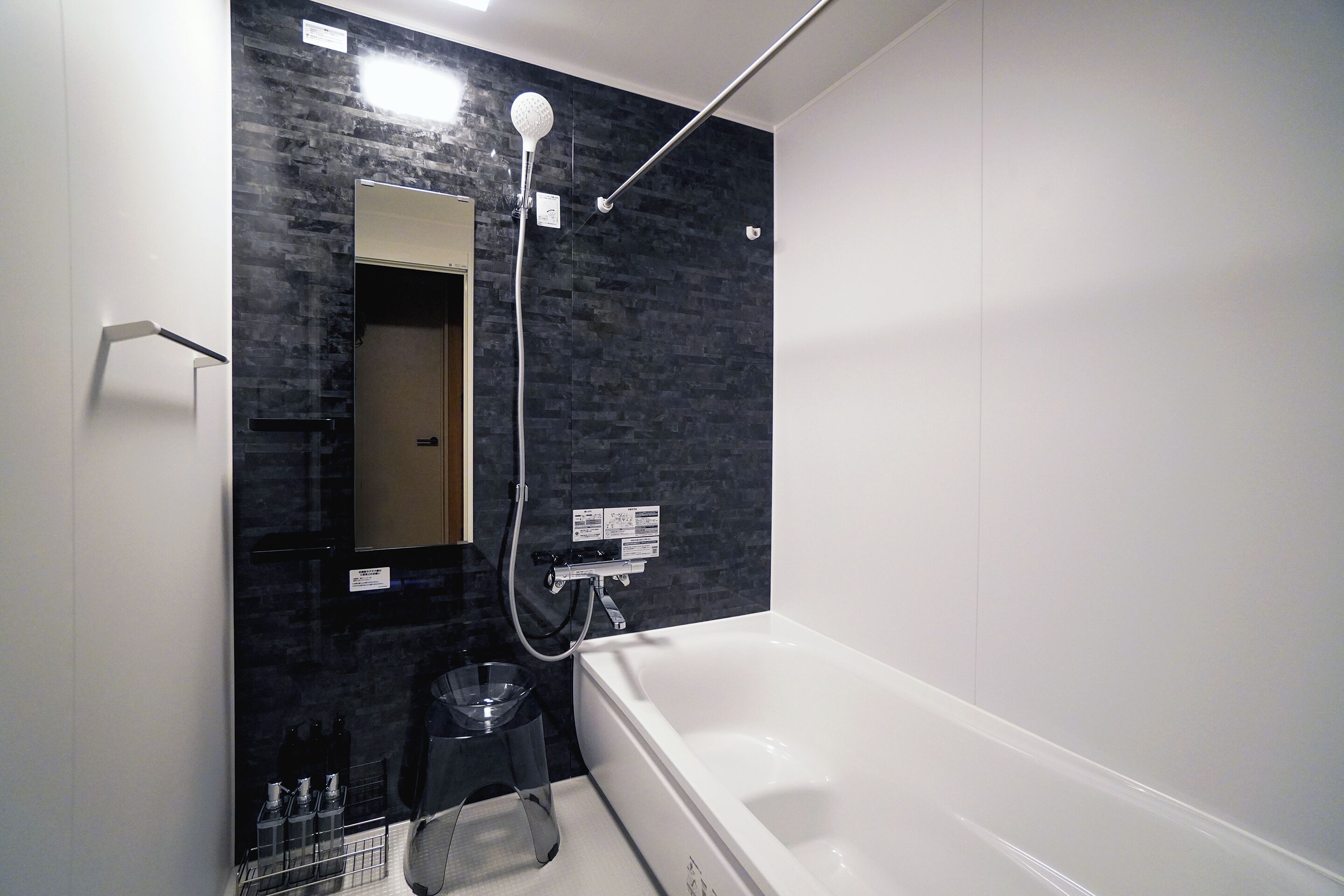 Kostenlose Toilettenartikel, Haartrockner, Hausschuhe, Bidet