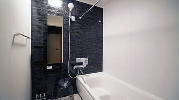 Kostenlose Toilettenartikel, Haartrockner, Hausschuhe, Bidet
