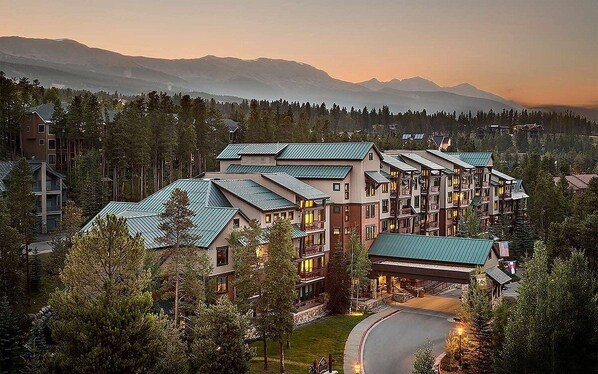 Exterior - Hilton Valdoro Lodge 2BR, sleeps 6
Awesome luxurious ski lodge near Beaver Run! (Breckenridge)