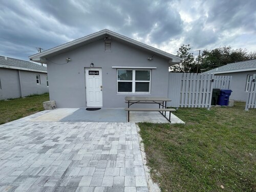 Charming cottage for 2 across warm mineral springs park
