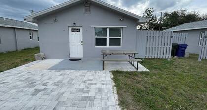 Charming cottage for 2 across warm mineral springs park